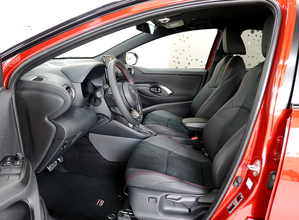 Toyota Yaris 1.5 VVT-i HSD GR Sport 105447 6